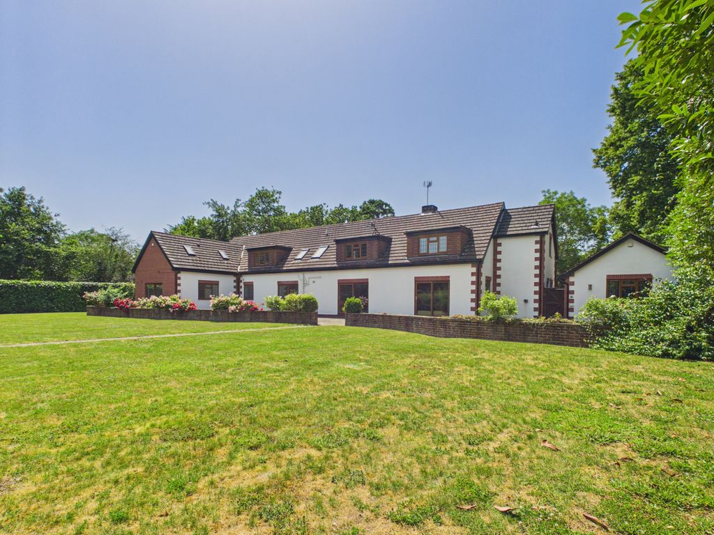 8 bedroom Detached for sale in The Woodlands