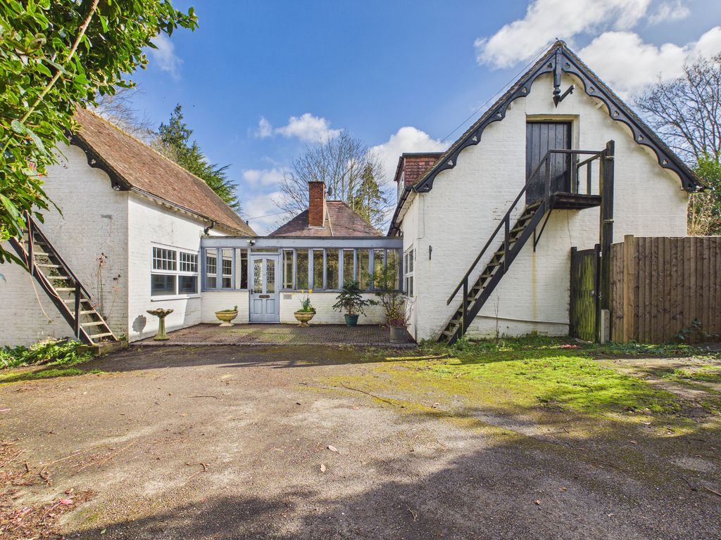5 bedroom Detached for sale in Romford Road