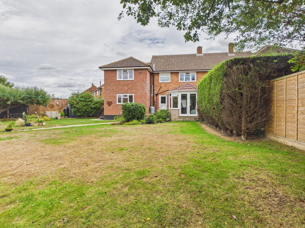 4 bedroom Semi Detached for sale in Silverhurst Drive