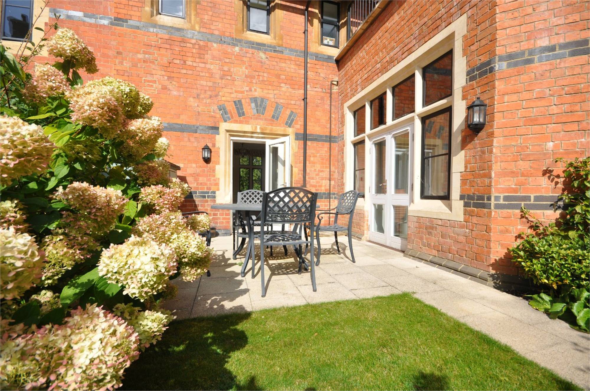 2 bedroom Apartment for rent in Cheltenham Errington Smith Home