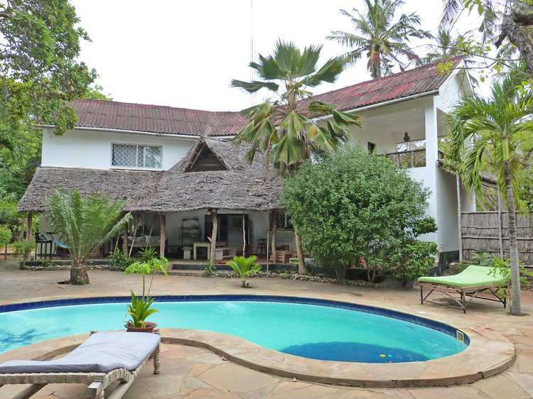 LARGE TWO BEDROOM HOUSE SET OVER 2 FLOORS CLOSE TO MIDA CREEK