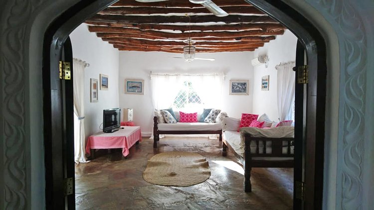 LARGE TWO BEDROOM HOUSE SET OVER 2 FLOORS CLOSE TO MIDA CREEK