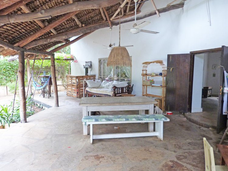 LARGE TWO BEDROOM HOUSE SET OVER 2 FLOORS CLOSE TO MIDA CREEK
