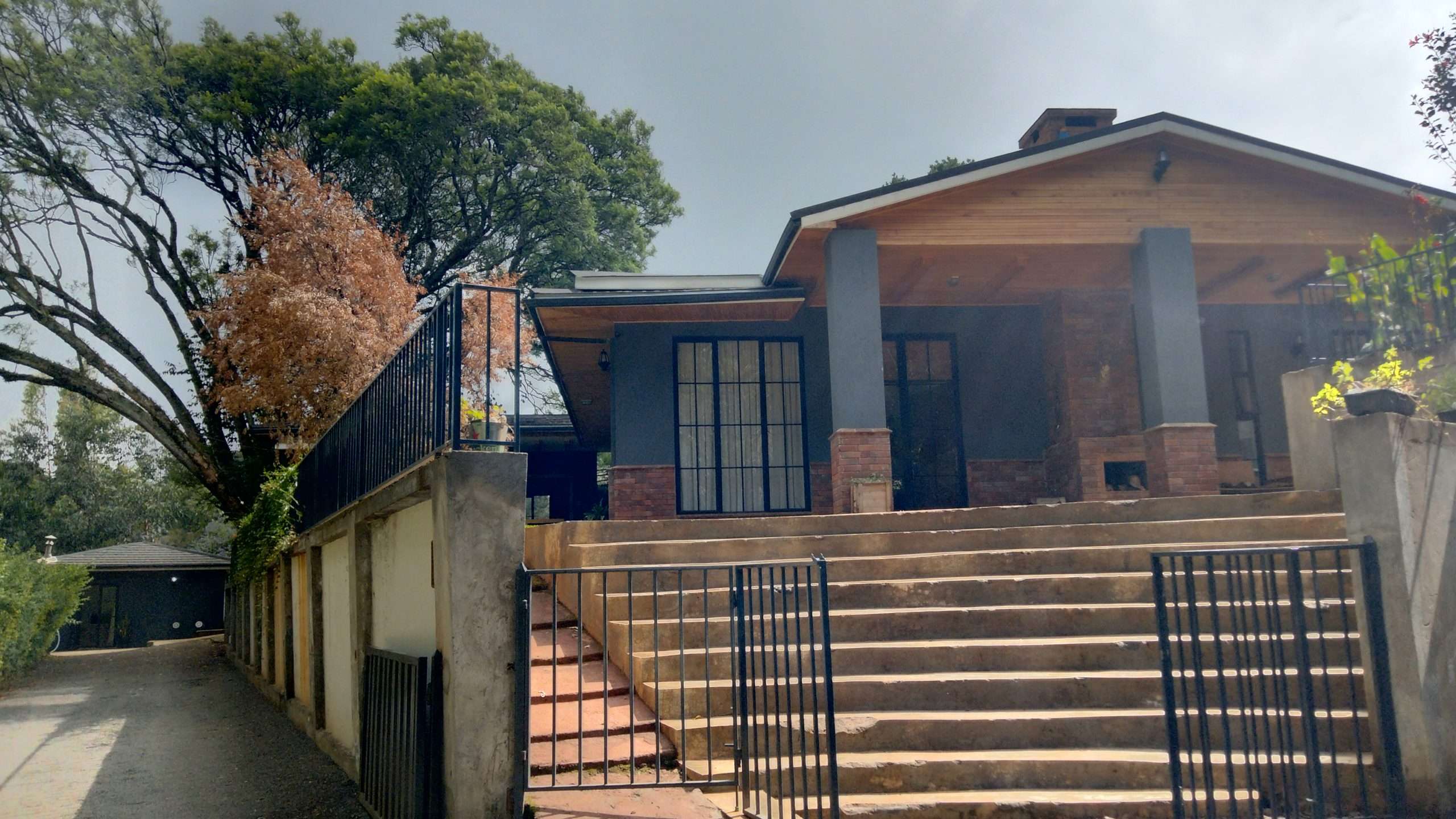 With its avant-garde design, tasteful finishes and a magnificently laid entertainment gardens. This house inspire well-being & sophistication. 