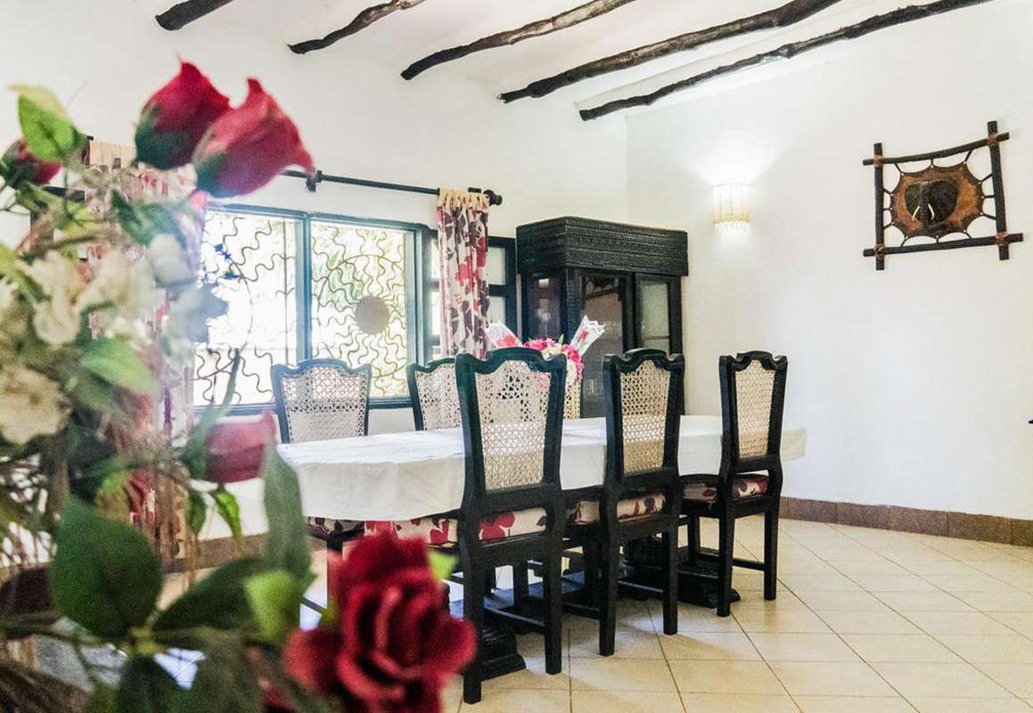 4 BEDROOM VILLA WITH 2 BEDROOM COTTAGE IN NORTH WATAMU