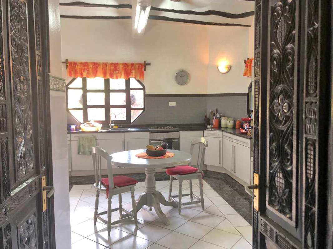 4 BEDROOM VILLA WITH 2 BEDROOM COTTAGE IN NORTH WATAMU