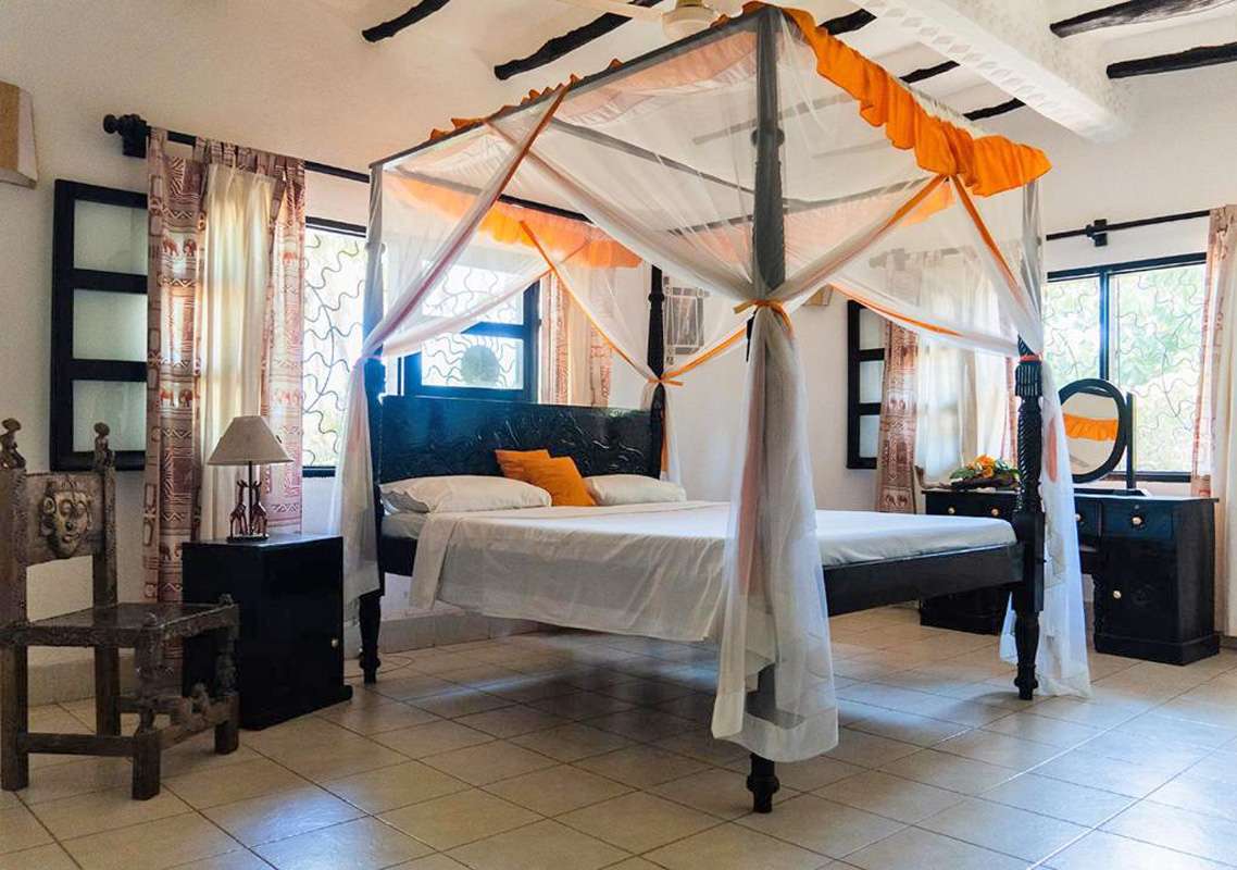 4 BEDROOM VILLA WITH 2 BEDROOM COTTAGE IN NORTH WATAMU