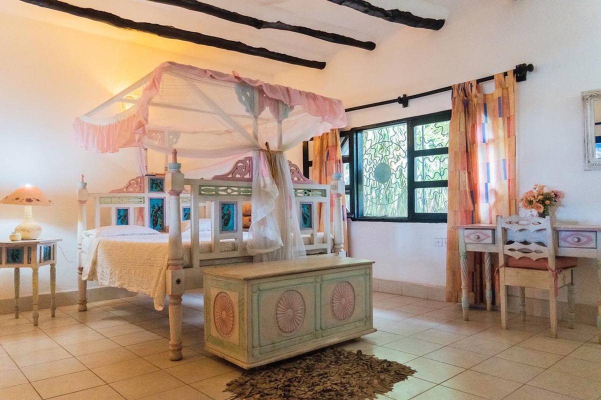 4 BEDROOM VILLA WITH 2 BEDROOM COTTAGE IN NORTH WATAMU
