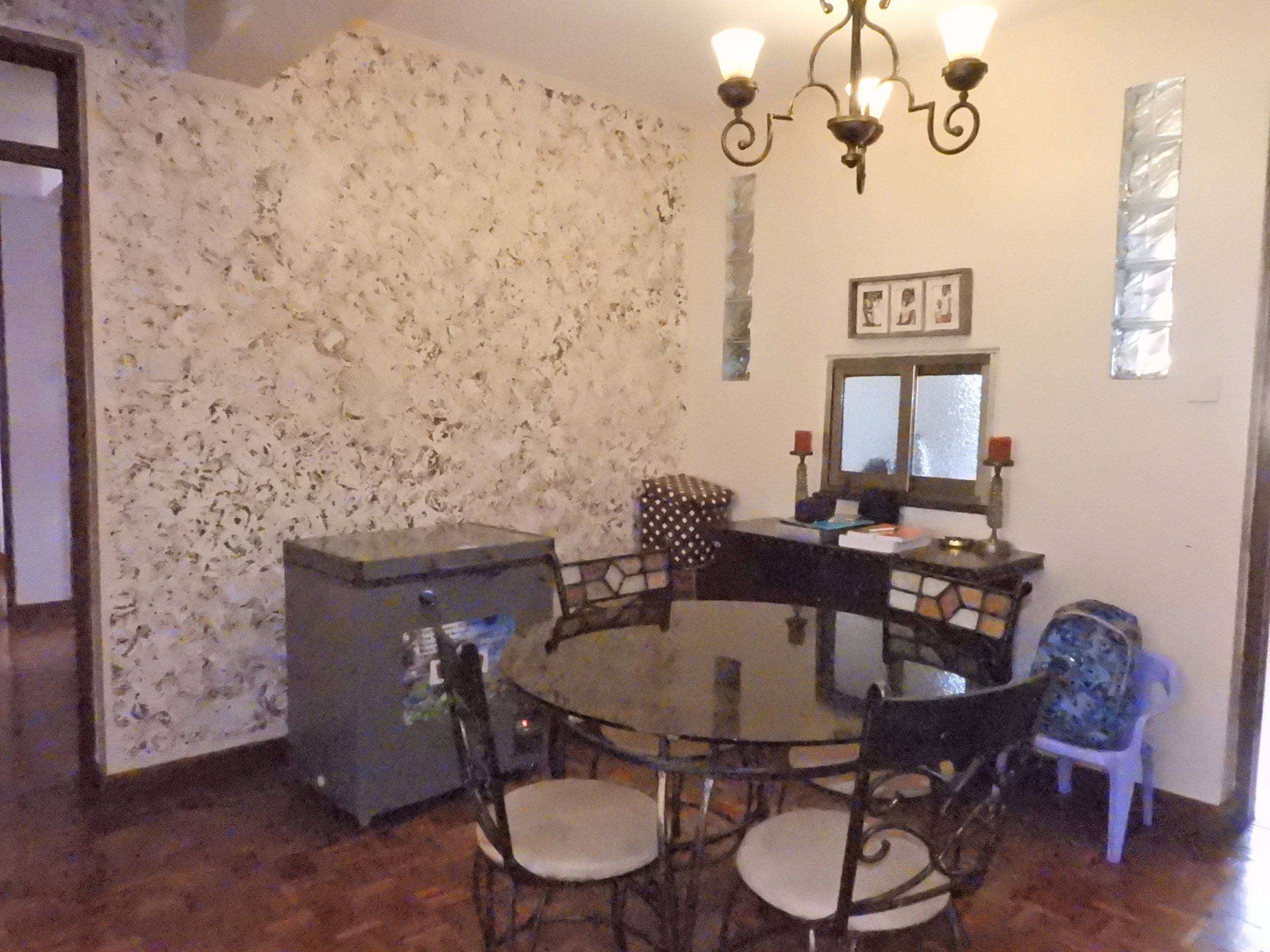 A cozy 3 bedroom APARTMENT, conveniently located close to the Junction Mall
