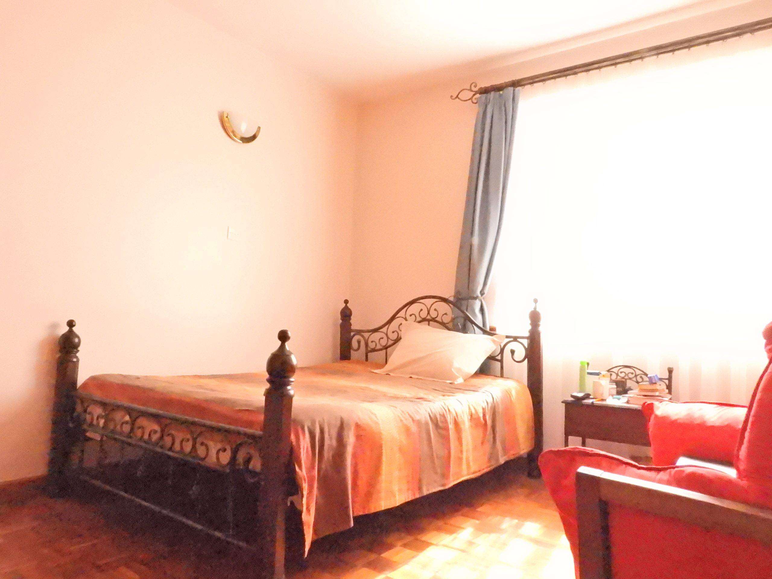A cozy 3 bedroom APARTMENT, conveniently located close to the Junction Mall