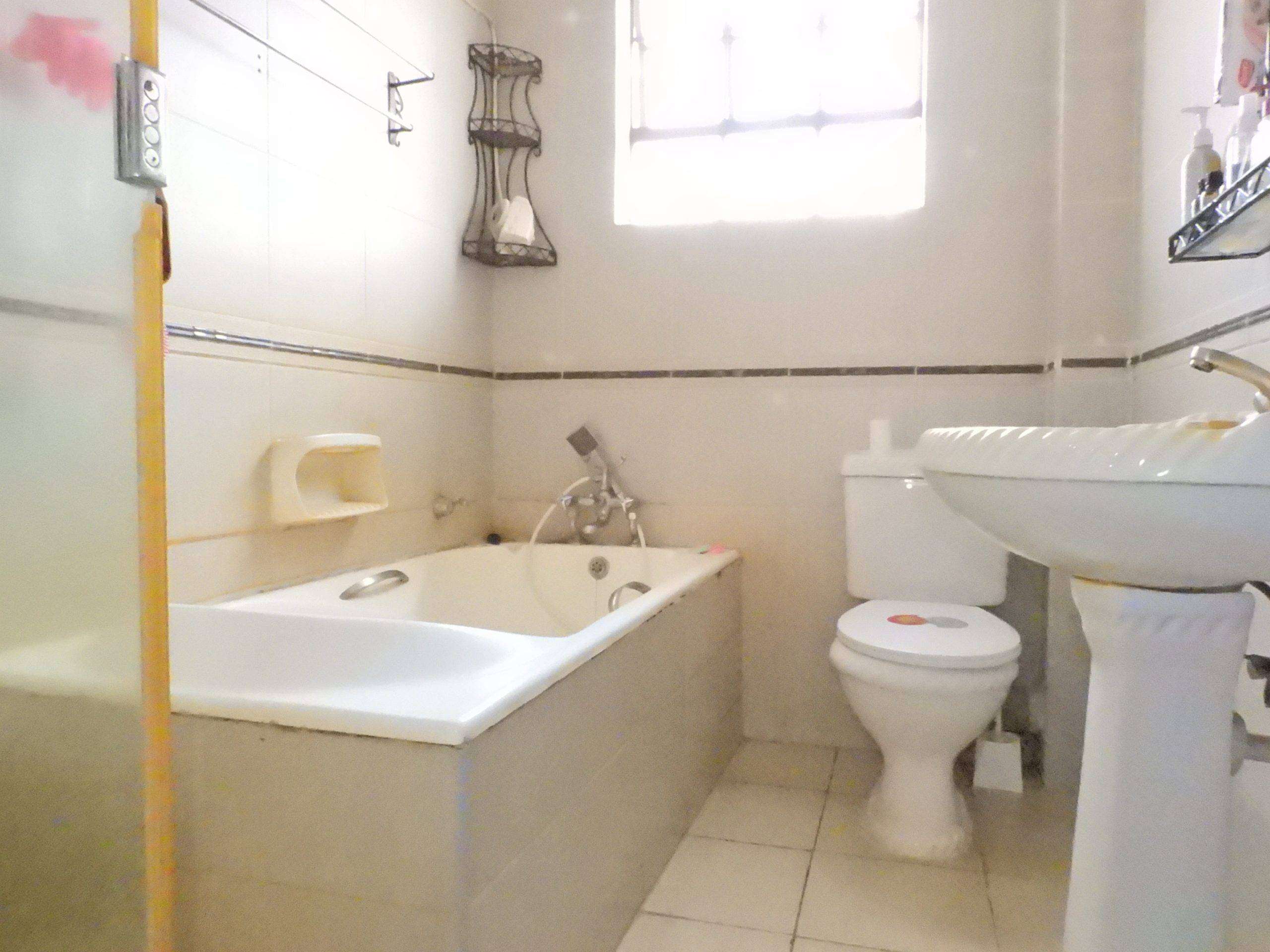 A cozy 3 bedroom APARTMENT, conveniently located close to the Junction Mall