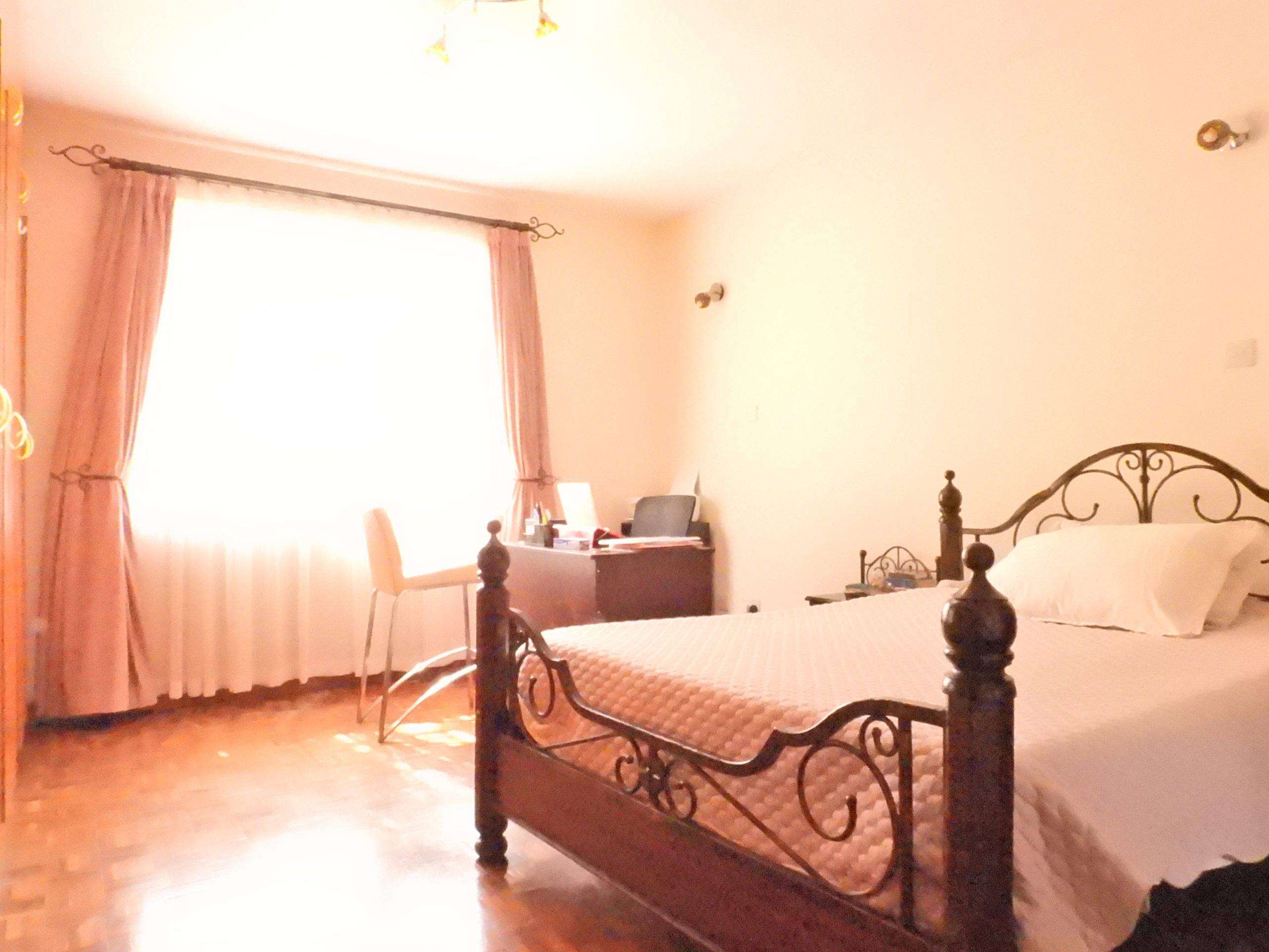 A cozy 3 bedroom APARTMENT, conveniently located close to the Junction Mall