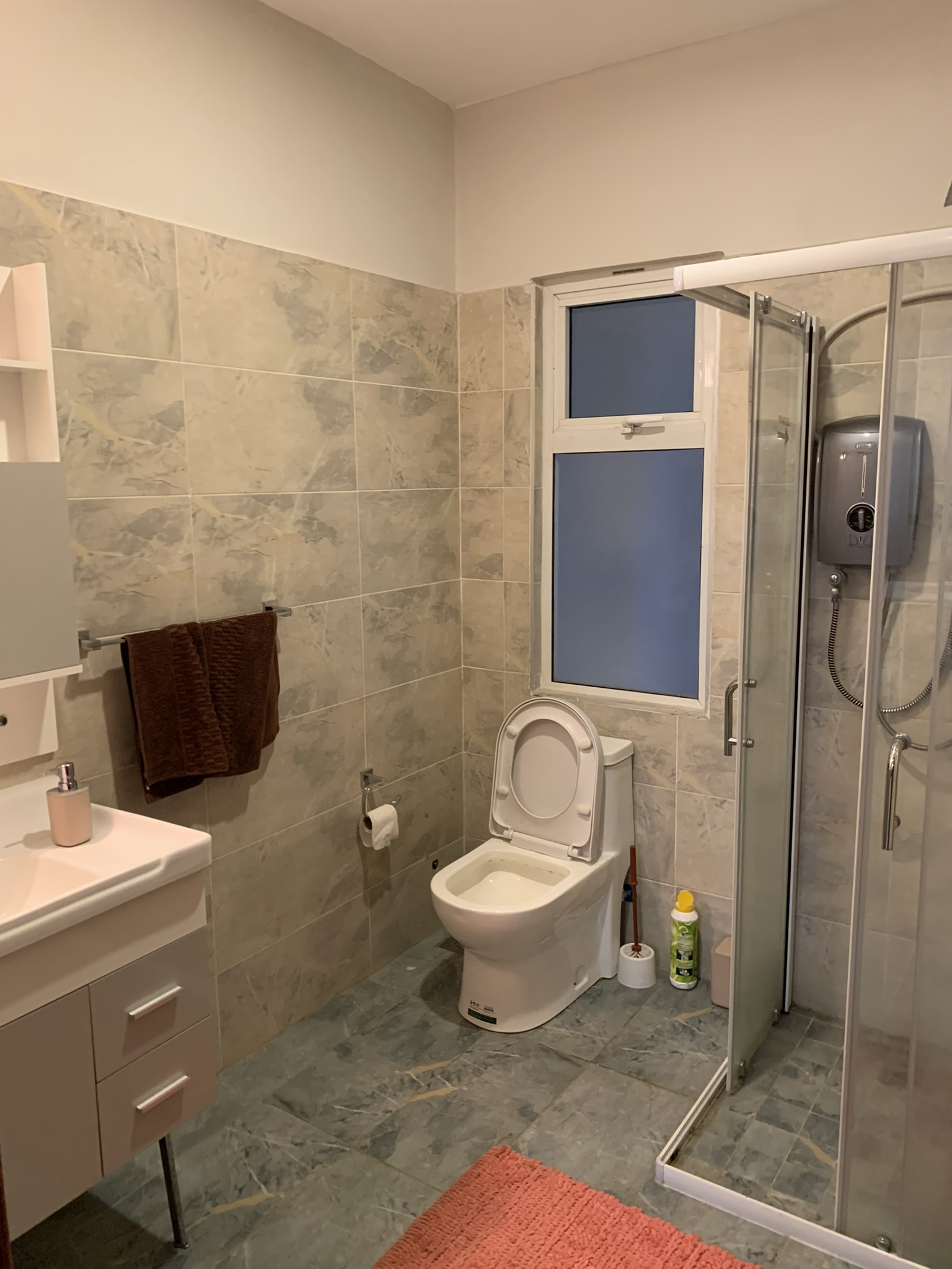 A spacious 2-bedroom APARTMENT, conveniently located along Gatundu close, Kileleshwa, in a secure compound.