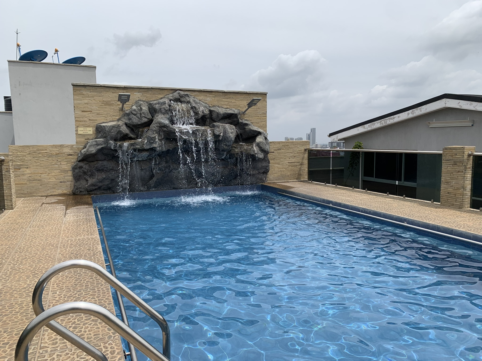 A spacious 2-bedroom APARTMENT, conveniently located along Gatundu close, Kileleshwa, in a secure compound.