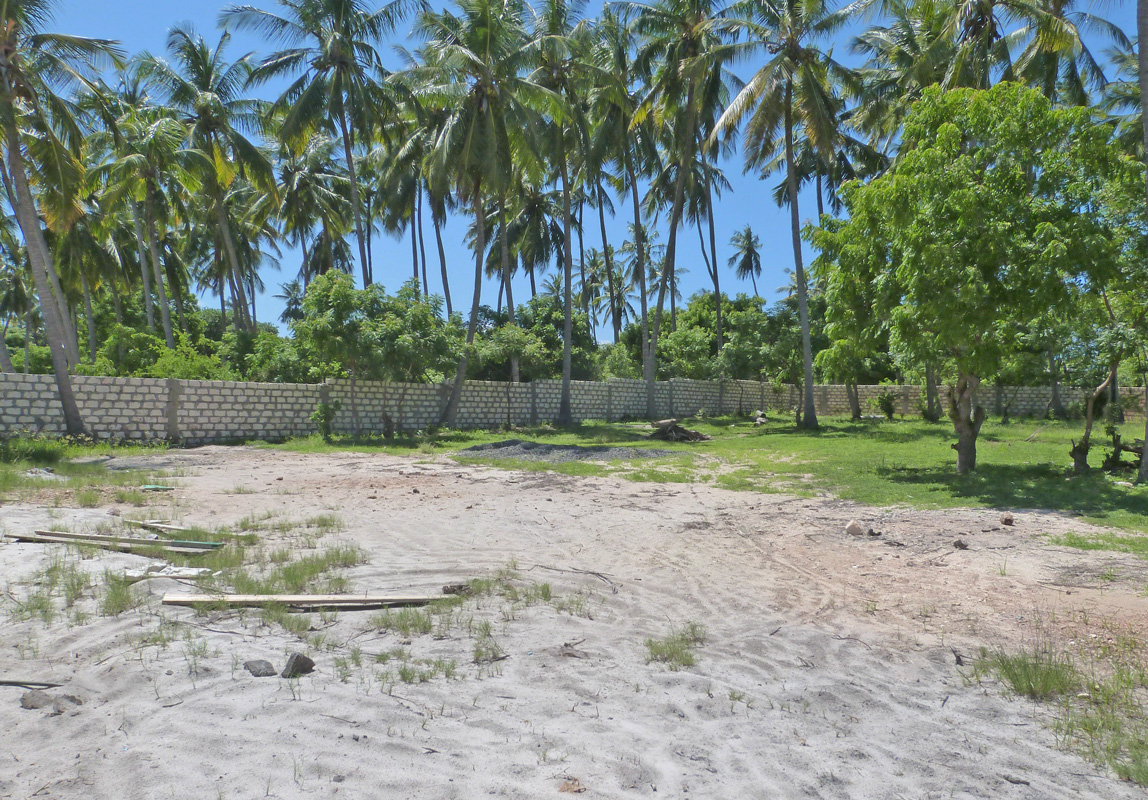 BEAUTIFUL 0.6 ACRE WALLED PLOT ON MIDA CREEK