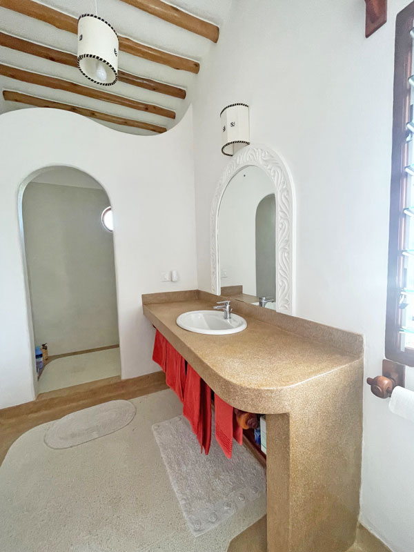 BEAUTIFUL ONE BEDROOM TOP FLOOR APARTMENT FOR SALE