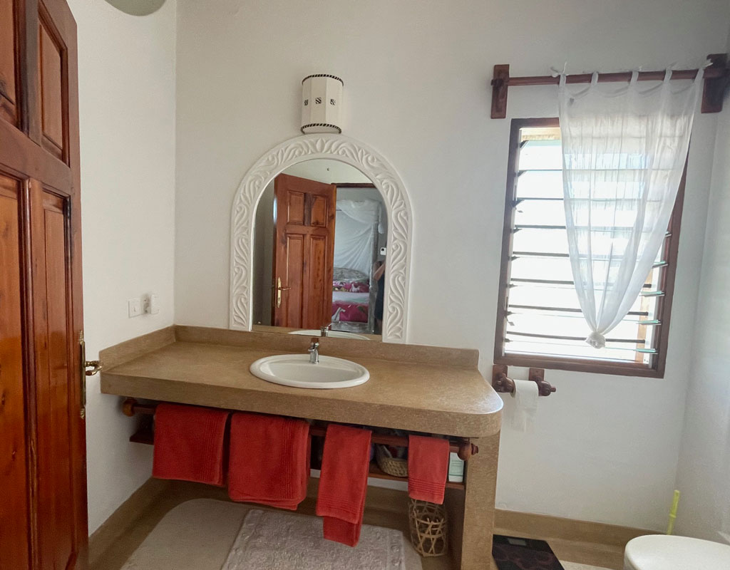 BEAUTIFUL ONE BEDROOM TOP FLOOR APARTMENT FOR SALE