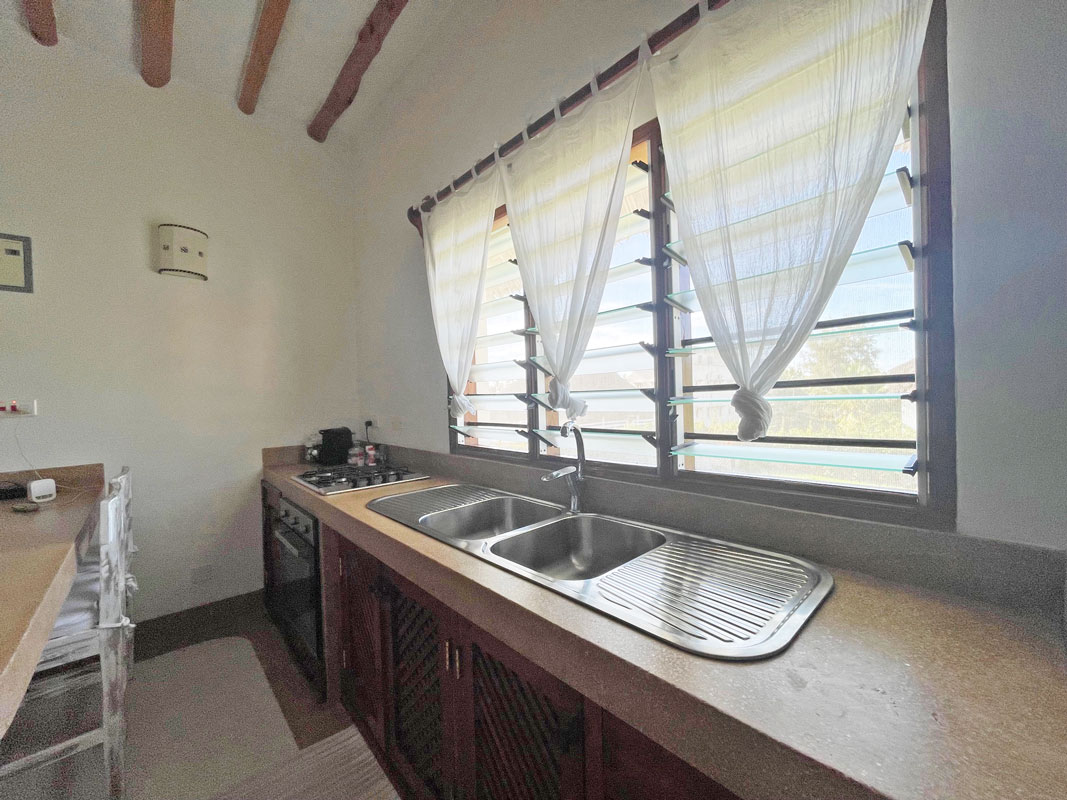 BEAUTIFUL ONE BEDROOM TOP FLOOR APARTMENT FOR SALE