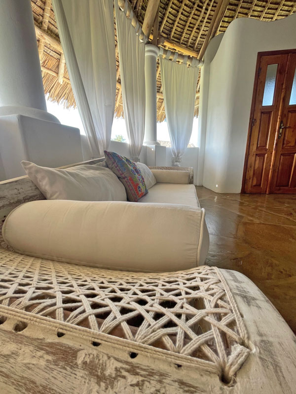 BEAUTIFUL ONE BEDROOM TOP FLOOR APARTMENT FOR SALE