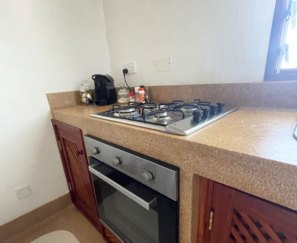 BEAUTIFUL ONE BEDROOM TOP FLOOR APARTMENT FOR SALE