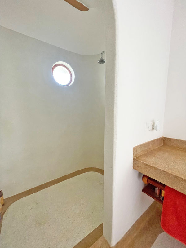 BEAUTIFUL ONE BEDROOM TOP FLOOR APARTMENT FOR SALE