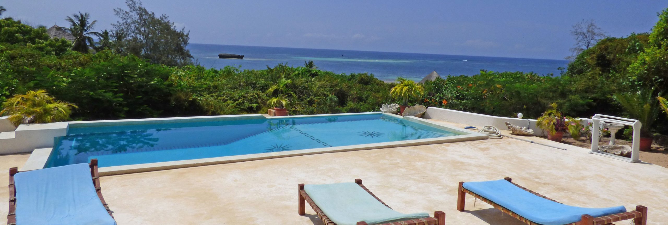 5 BEDROOM HOUSE WITH 3 BEDROOM COTTAGE OVERLOOKING THE WATAMU MARINE PARK FOR SALE WITH 2ND BACK PLOT & 6 BEDROOM HOUSE