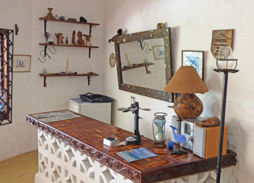 5 BEDROOM HOUSE WITH 3 BEDROOM COTTAGE OVERLOOKING THE WATAMU MARINE PARK FOR SALE WITH 2ND BACK PLOT & 6 BEDROOM HOUSE