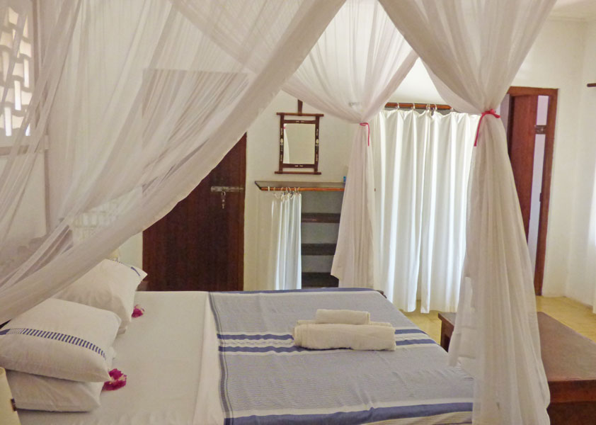 5 BEDROOM HOUSE WITH 3 BEDROOM COTTAGE OVERLOOKING THE WATAMU MARINE PARK FOR SALE WITH 2ND BACK PLOT & 6 BEDROOM HOUSE