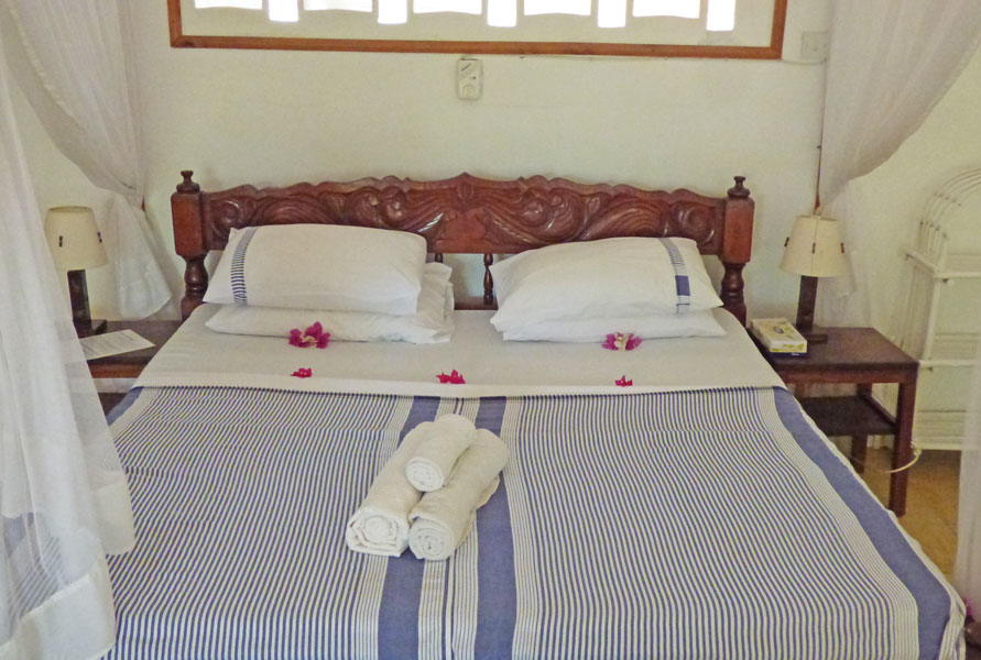 5 BEDROOM HOUSE WITH 3 BEDROOM COTTAGE OVERLOOKING THE WATAMU MARINE PARK FOR SALE WITH 2ND BACK PLOT & 6 BEDROOM HOUSE