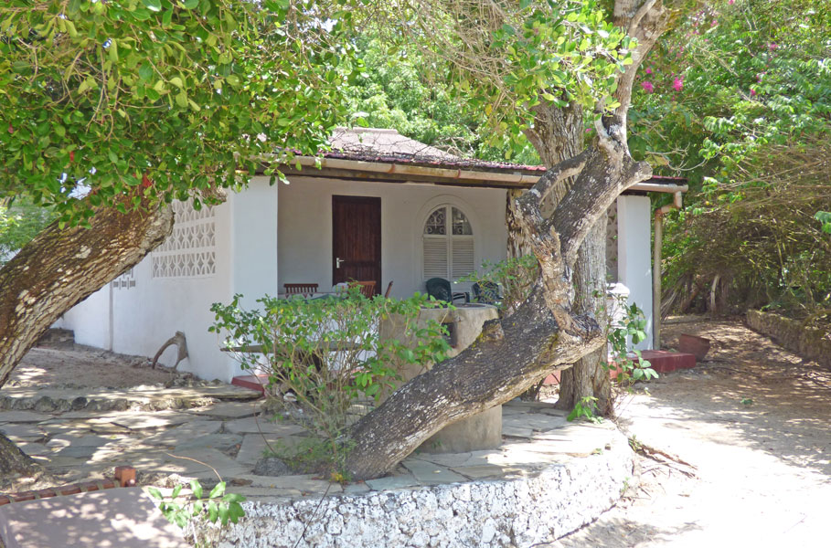 5 BEDROOM HOUSE WITH 3 BEDROOM COTTAGE OVERLOOKING THE WATAMU MARINE PARK FOR SALE WITH 2ND BACK PLOT & 6 BEDROOM HOUSE