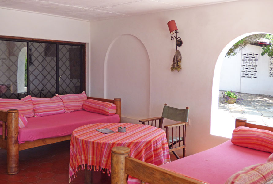 5 BEDROOM HOUSE WITH 3 BEDROOM COTTAGE OVERLOOKING THE WATAMU MARINE PARK FOR SALE WITH 2ND BACK PLOT & 6 BEDROOM HOUSE