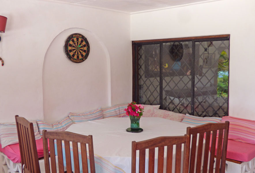 5 BEDROOM HOUSE WITH 3 BEDROOM COTTAGE OVERLOOKING THE WATAMU MARINE PARK FOR SALE WITH 2ND BACK PLOT & 6 BEDROOM HOUSE