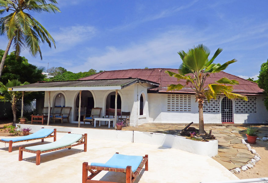 5 BEDROOM HOUSE WITH 3 BEDROOM COTTAGE OVERLOOKING THE WATAMU MARINE PARK FOR SALE WITH 2ND BACK PLOT & 6 BEDROOM HOUSE