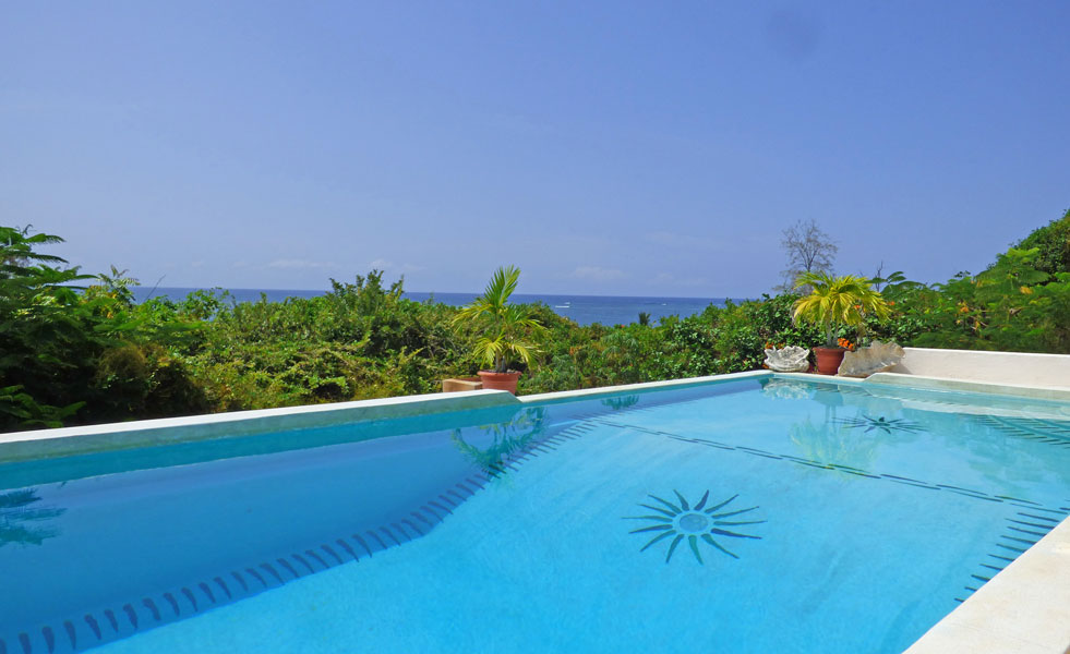 5 BEDROOM HOUSE WITH 3 BEDROOM COTTAGE OVERLOOKING THE WATAMU MARINE PARK FOR SALE WITH 2ND BACK PLOT & 6 BEDROOM HOUSE