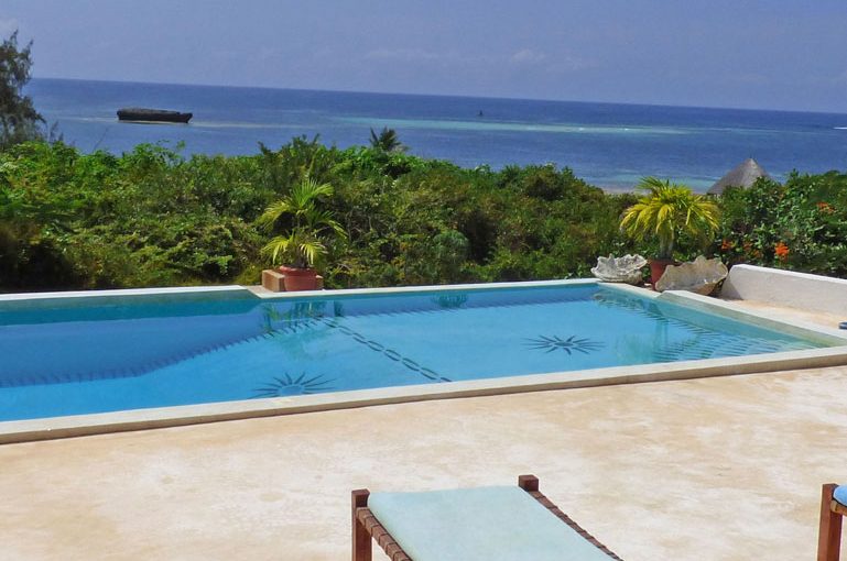 5 BEDROOM HOUSE WITH 3 BEDROOM COTTAGE OVERLOOKING THE WATAMU MARINE PARK FOR SALE WITH 2ND BACK PLOT & 6 BEDROOM HOUSE
