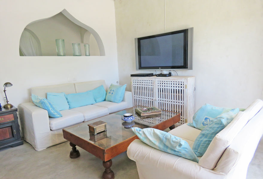 6 BEDROOM HOUSE WITH POOL AND PRIVATE BEACH ACCESS