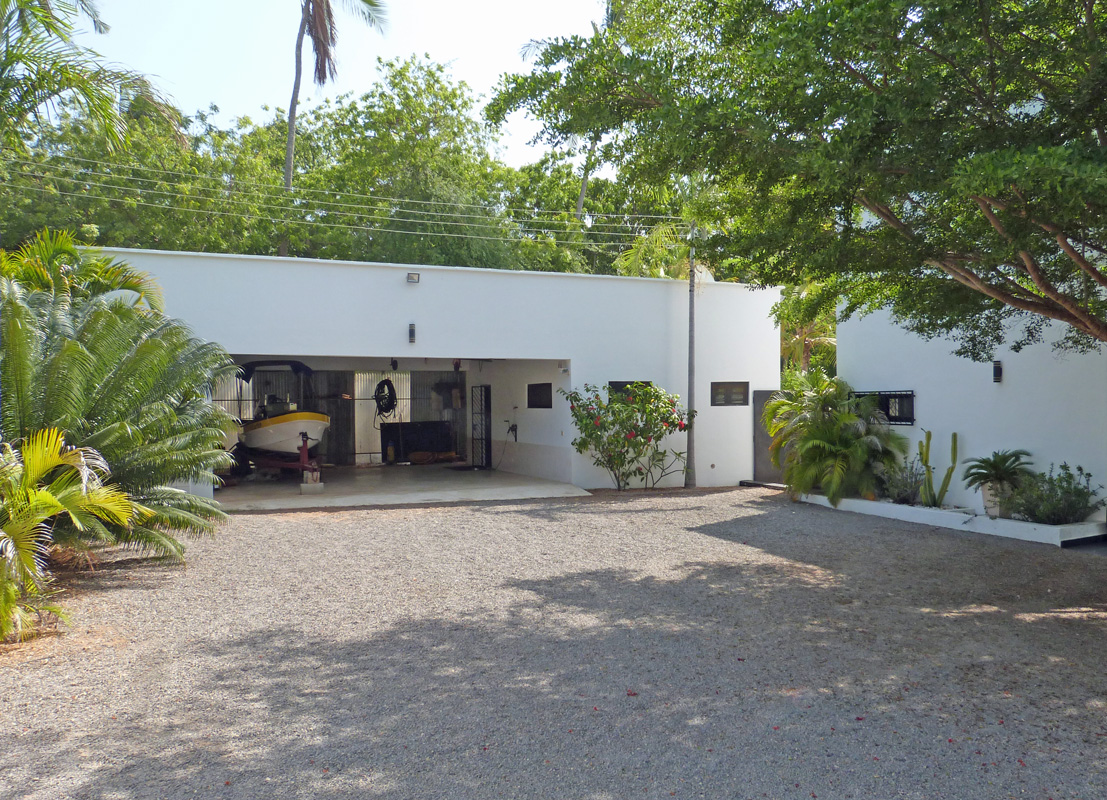 MODERN 4 BEDROOM HOUSE WITH POOL IN MIDA FOREST FOR SALE