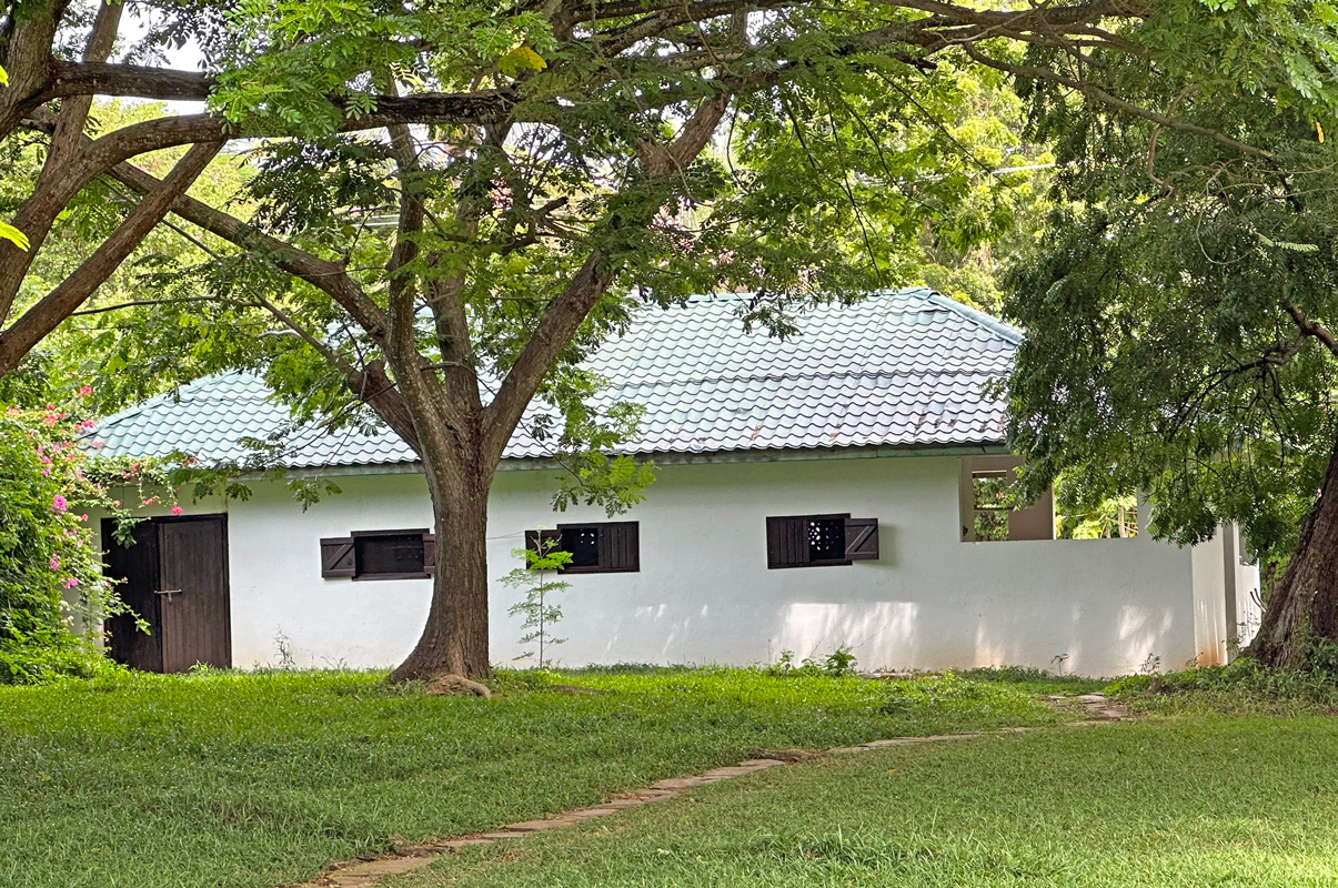 LOVELY 3.17 ACRE PLOT WITH THREE BEDROOM BEACHFRONT HOUSE IN MALINDI