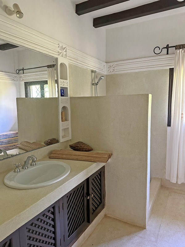 BEAUTIFUL 5 BEDROOM BEACHFRONT HOUSE IN MALINDI FOR SALE