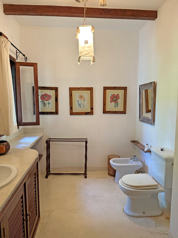 BEAUTIFUL 5 BEDROOM BEACHFRONT HOUSE IN MALINDI FOR SALE