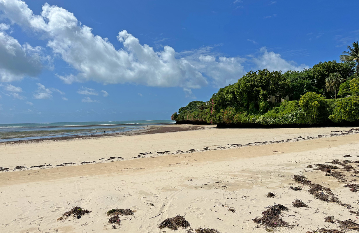 BEAUTIFUL 5 BEDROOM BEACHFRONT HOUSE IN MALINDI FOR SALE