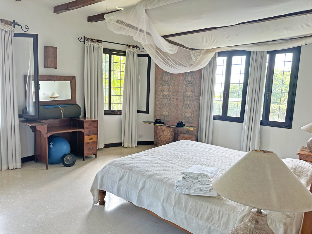 BEAUTIFUL 5 BEDROOM BEACHFRONT HOUSE IN MALINDI FOR SALE