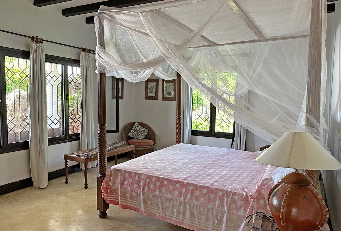 BEAUTIFUL 5 BEDROOM BEACHFRONT HOUSE IN MALINDI FOR SALE