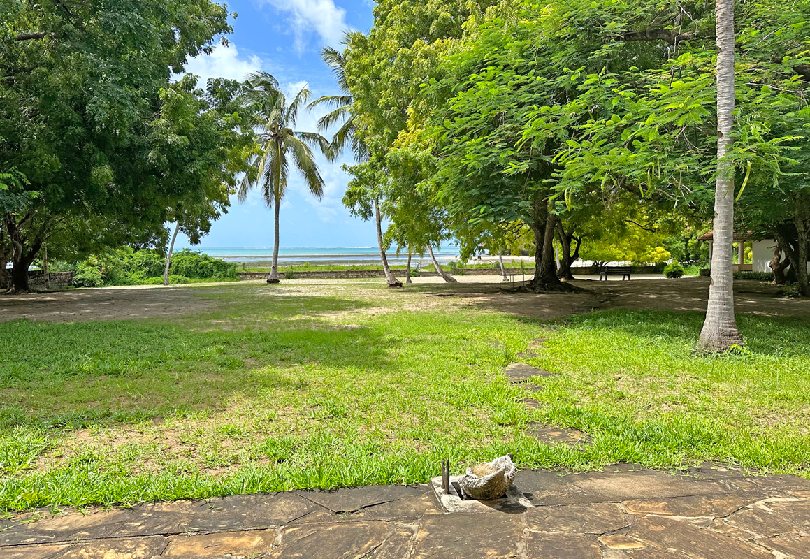 BEAUTIFUL 5 BEDROOM BEACHFRONT HOUSE IN MALINDI FOR SALE