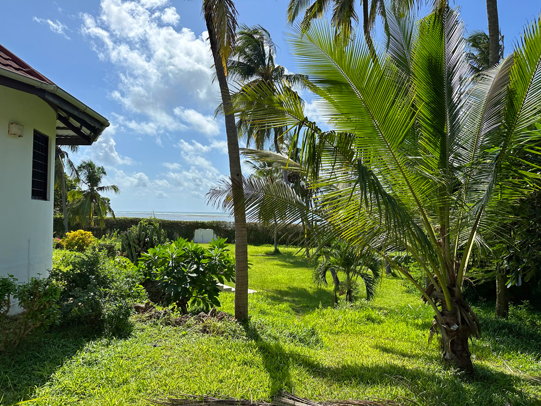 BEAUTIFUL 5 BEDROOM BEACHFRONT HOUSE IN MALINDI FOR SALE