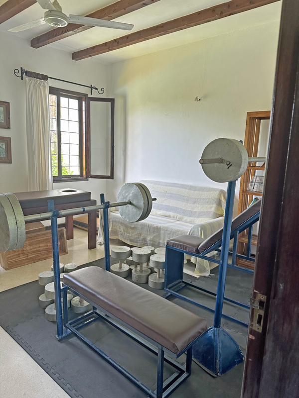 BEAUTIFUL 5 BEDROOM BEACHFRONT HOUSE IN MALINDI FOR SALE