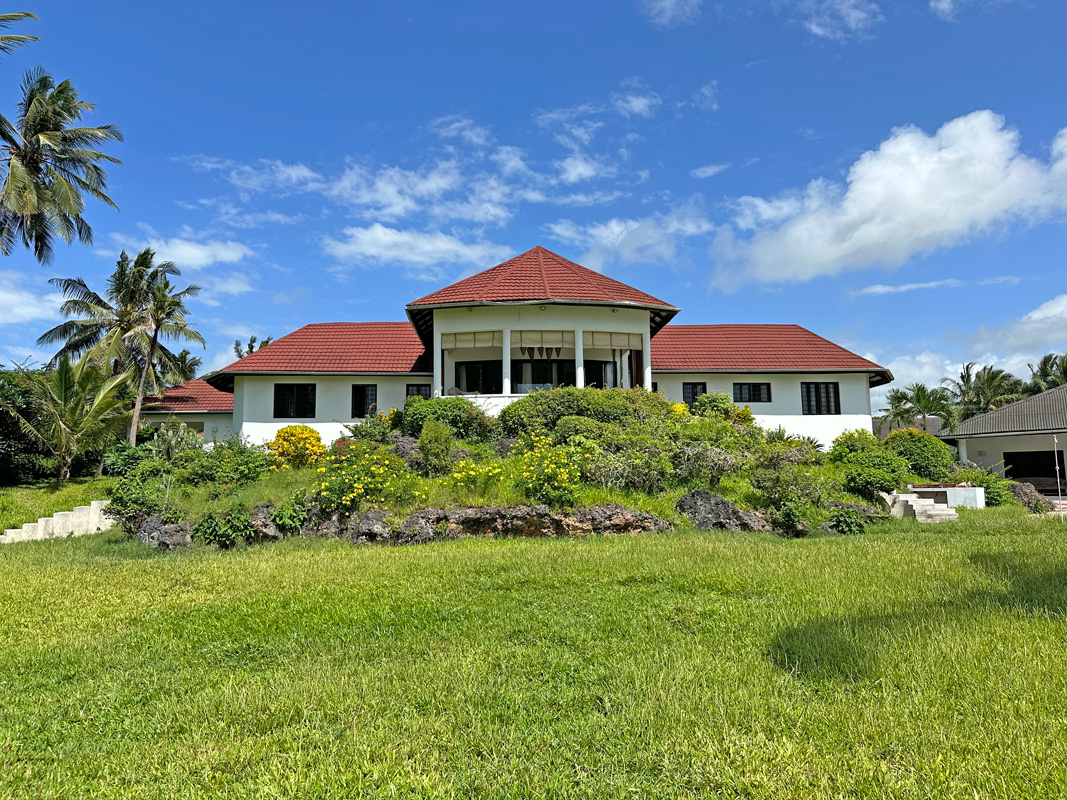 BEAUTIFUL 5 BEDROOM BEACHFRONT HOUSE IN MALINDI FOR SALE