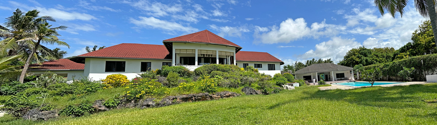 BEAUTIFUL 5 BEDROOM BEACHFRONT HOUSE IN MALINDI FOR SALE