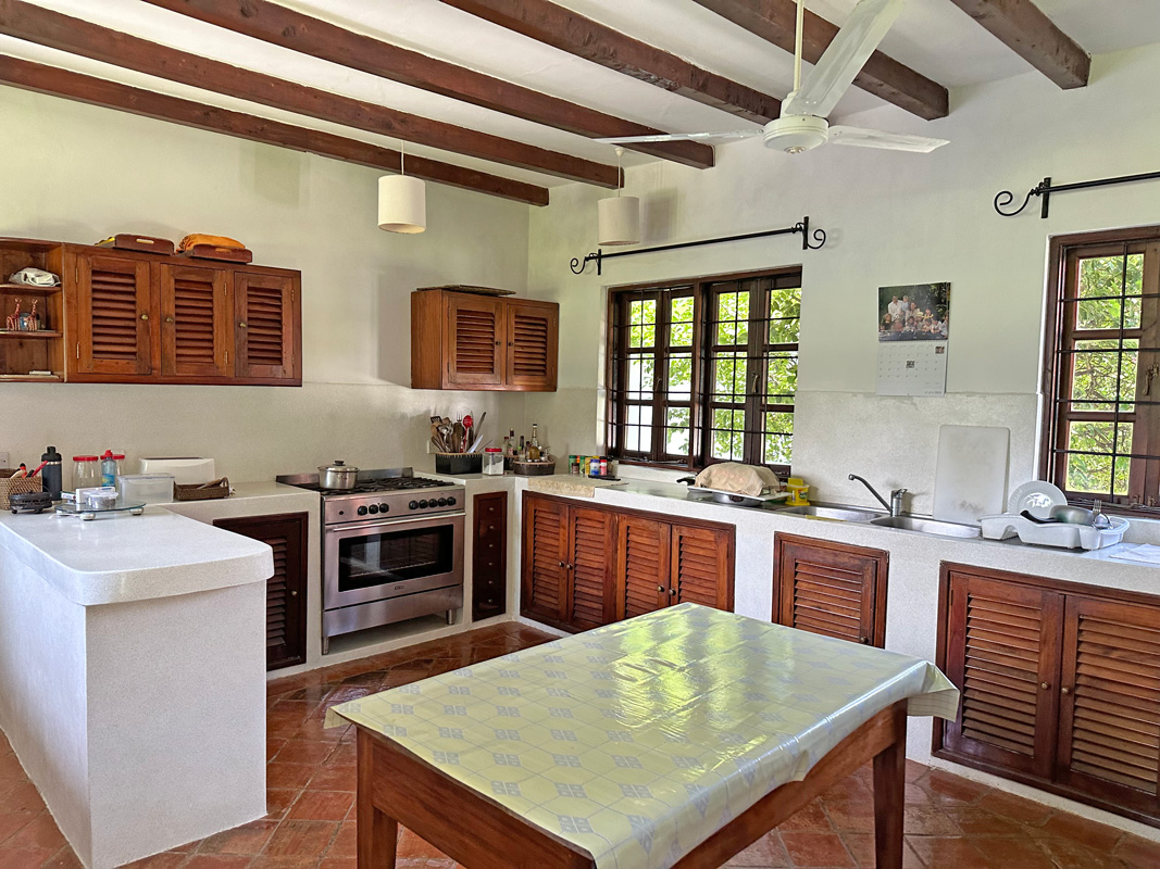 BEAUTIFUL 5 BEDROOM BEACHFRONT HOUSE IN MALINDI FOR SALE