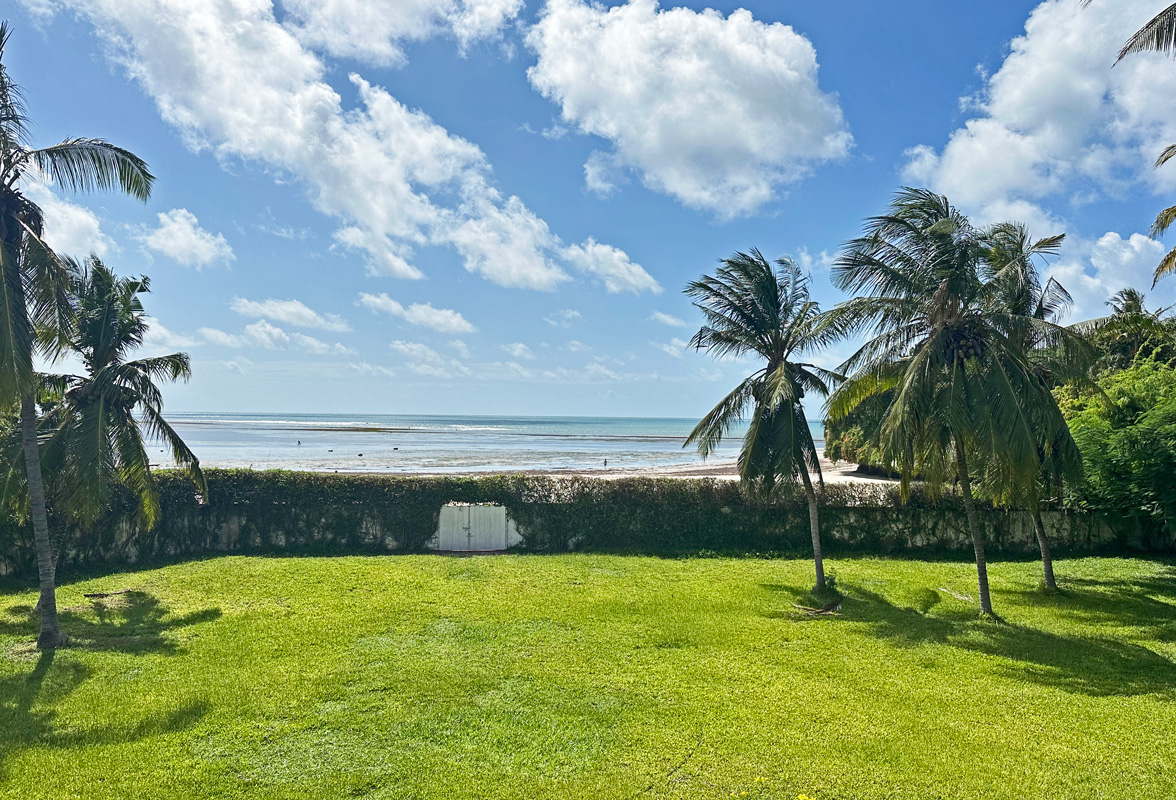 BEAUTIFUL 5 BEDROOM BEACHFRONT HOUSE IN MALINDI FOR SALE